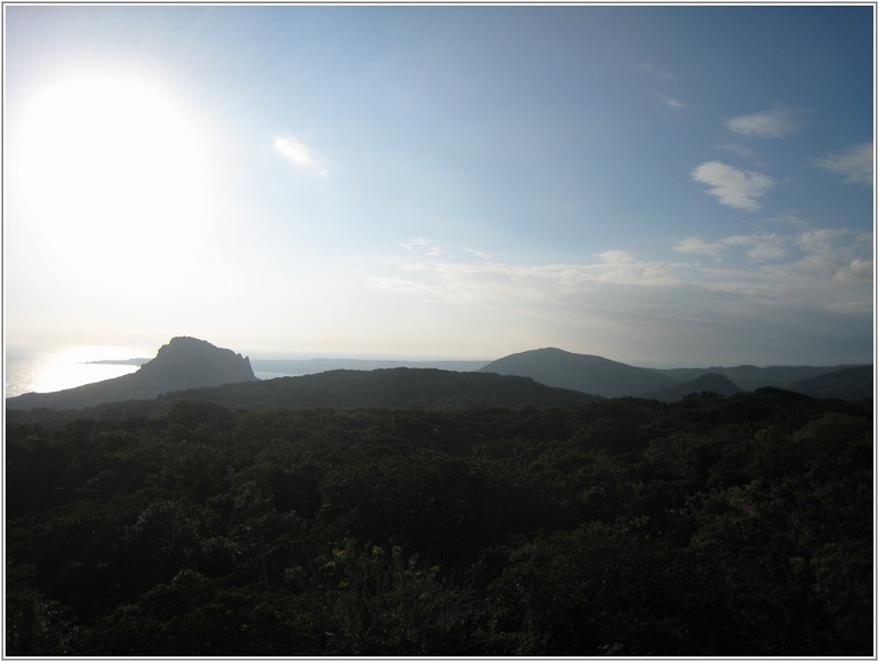 2013-12-08 16-00-43觀海樓看大尖石山-龜呵吠山-大山母山.JPG